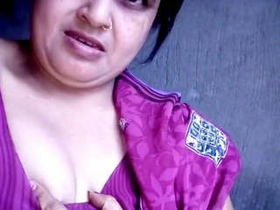 Lusty babe flaunts her pussy on camera