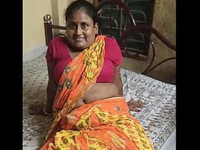 Curvy desi housewife flaunts her navel in steamy video