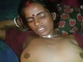 Older woman's pussy gets fucked for the camera