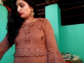 Busty Dehati bhabhi flaunts her assets in a seductive manner
