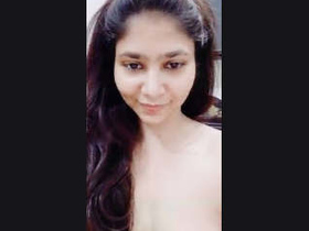 Young Indian girl flaunts her beauty in erotic video