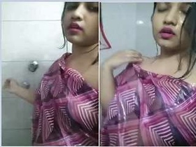 Desi babe flaunts her boobs and bathes in the bathtub