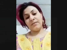 Married Bhabi flaunts her beauty and pleasures herself with fingers