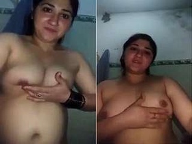 Pakistani bhabhi reveals her bare body