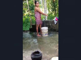 Roommate sneakily records beautiful woman in the bath