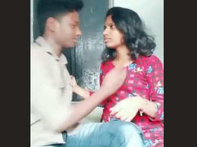 Amateur couple enjoys passionate kissing in desi video