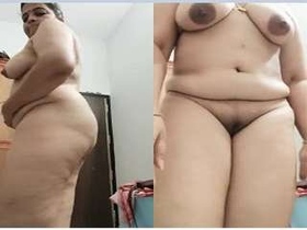 Horny auntie Mallu takes nude selfies for her lover