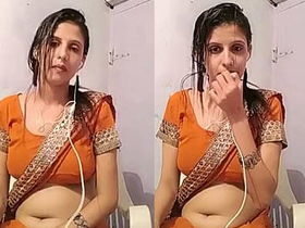 Live video of cutie bhabi showing off her belly button after shower