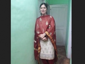 Indian aunty's steamy cam show