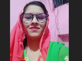 Desi Indian bhabi teases with her fingers in solo video