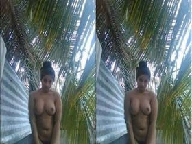 A beautiful Sri Lankan woman flaunts her naked body in the open air