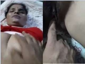 Desi bhabhi indulges in pussy licking and fingering