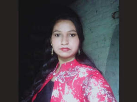Naughty Desi Bhabhi strips down and gets wet in the bathtub