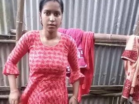 Nude Indian girl takes a bath and gets naughty in solo video