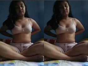Exclusive video of cute Indian girl giving a fingerjob