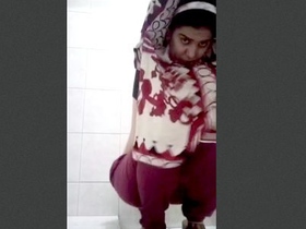 Watch as a hot babe pees in the shower