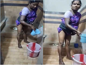 Desi aunty cleans up her pussy in exclusive video