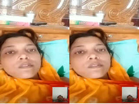 Indian amateur bhabhi bares her boobs and pussy in exclusive video