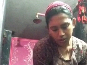 A sexy Bengali takes a nude selfie in the bathroom