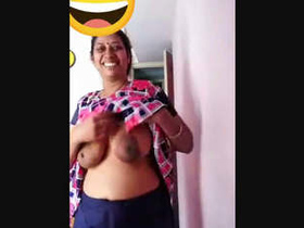 Desi wife flaunts her big breasts on VK to please her lover