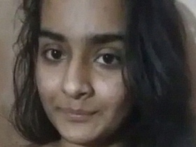 Pakistani girl shows off her body in sexy MMS selfies