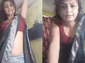 Curvy aunty in saree teases with navel cleavage and tits