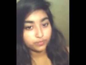 Watch a stunning Indian girl in her home playing with her fingers in a free video