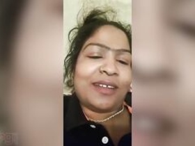 Desi bhabhi flaunts her XXX curves and teases online