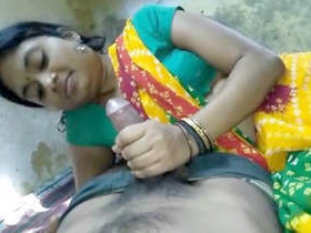 Sensual Indian bhabhi gives a handjob in HD video
