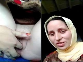 Pakistani bhabhi masturbates with her fingers