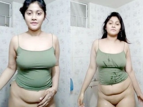 Desi babe takes a bath and gets naughty in front of the camera
