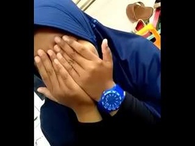 Desi beauty gets her pussy fingured outdoors by her boyfriend