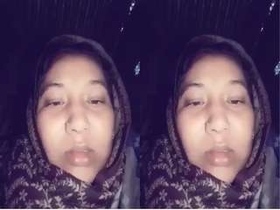 Indian girl masturbates with her fingers