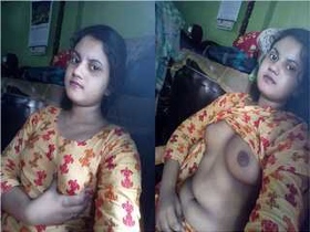 Indian girl pleasures herself with her fingers