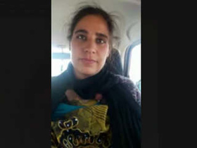 Beautiful Indian girl gives a blowjob and gets fucked in a car