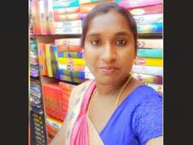 Horny Tamil bhabhi shows off her body in video call