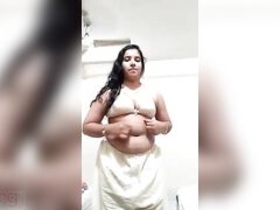 Desi housewife flaunts her big ass and boobs in nude video
