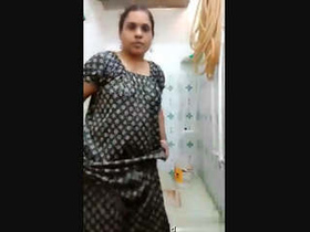 Bhabhi strips naked and shows her body in live chat