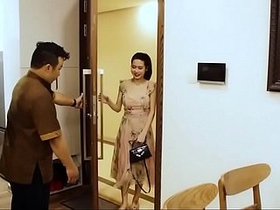 Vietnamese masseuse provides on-the-go massage in public setting