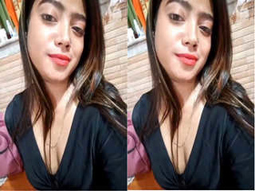 Amateur Indian girl flaunts her body in exclusive video