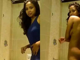 Desi babe strips down to her lingerie in the bathroom