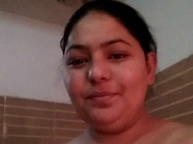 Watch a nude Indian woman take a bathroom selfie in HD