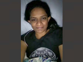Lankan girl pleasures herself with her fingers in solo video