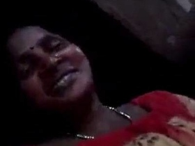 Desi aunt teases in nude selfies