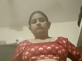 Stunning Indian bhabhi flaunts her body in solo video