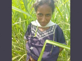 Desi bhabi gets fucked in the field by a village man