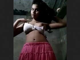 Beautiful girlfriend makes her own nude porn movie