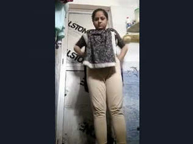 Desi girl soaps up in the bathtub