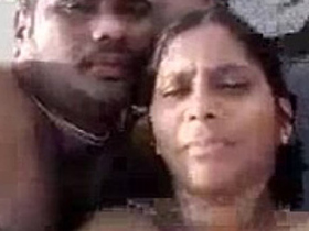 Desi aunty gets creative with chut in a steamy sex video