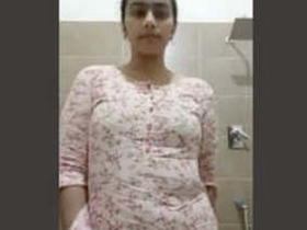 Desi girl pleasures herself in the bathtub